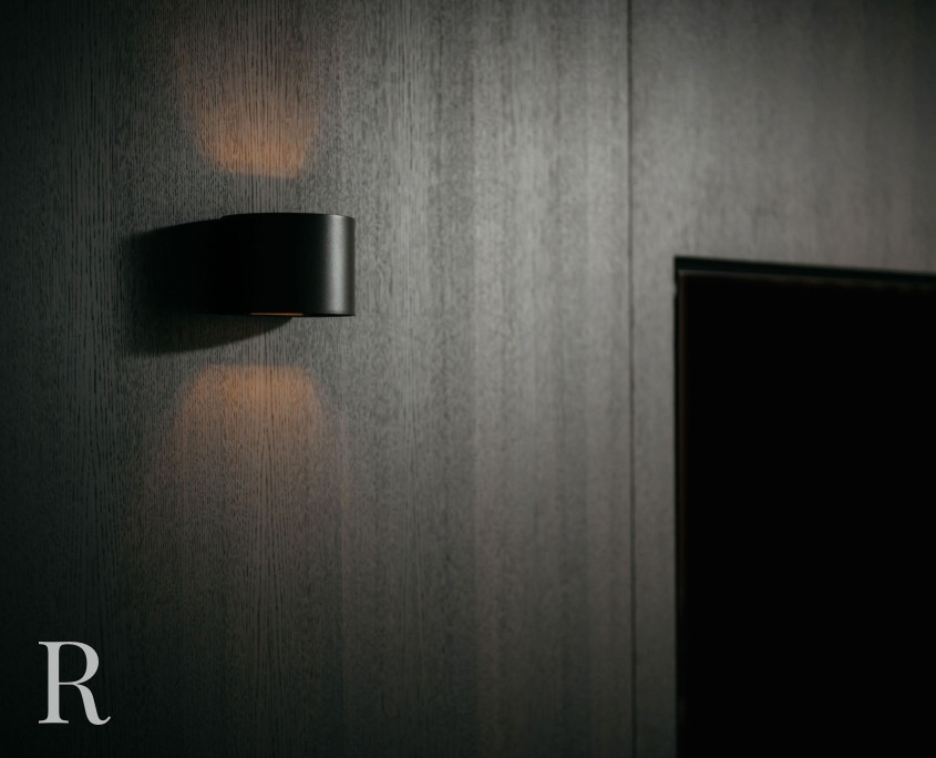 Zwarte cinewall met sfeerhaard