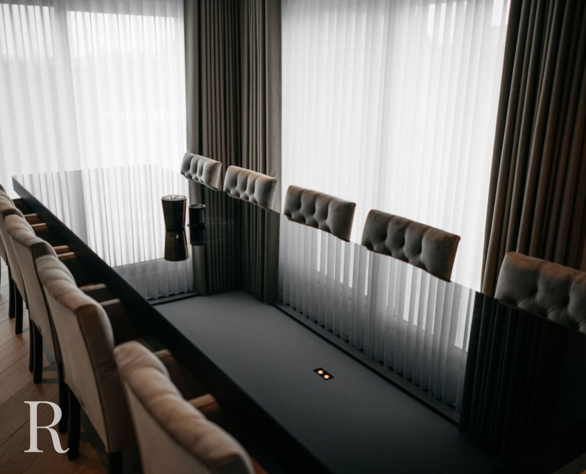 Zwarte eettafel met stoelen