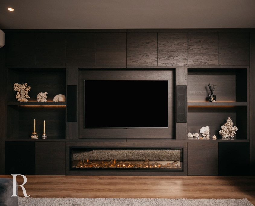 Donkerbruine cinewall met sfeerhaard