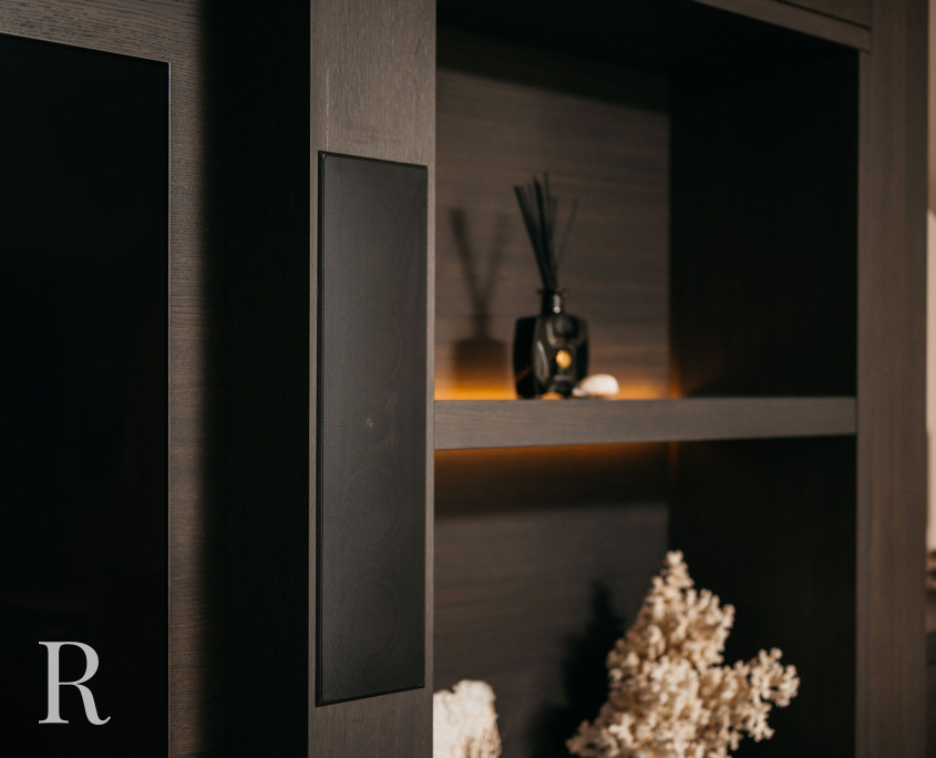 Donkerbruine cinewall met sfeerhaard