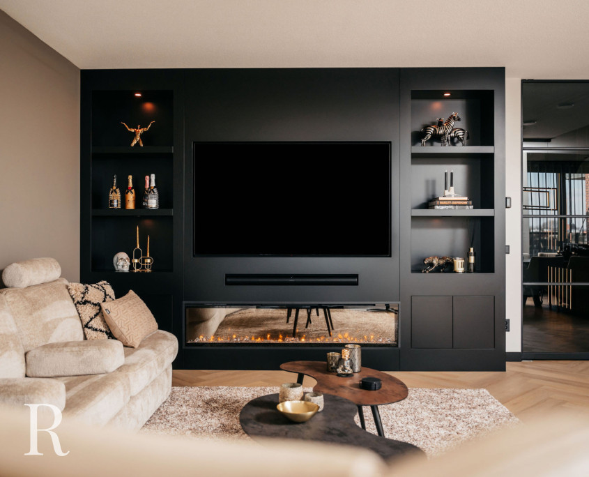 Zwarte cinewall met sfeerhaard