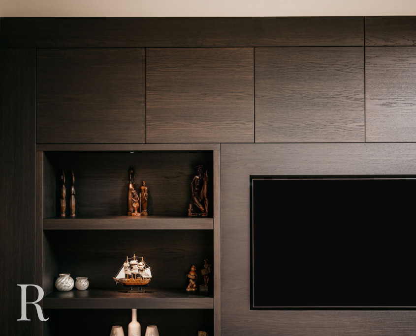 Donkerbruine cinewall met sfeerhaard