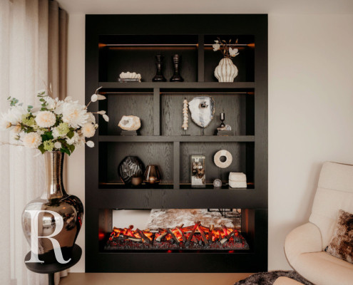 Zwarte cinewall/roomdivider met sfeerhaard Zwarte cinewall/roomdivider met sfeerhaard