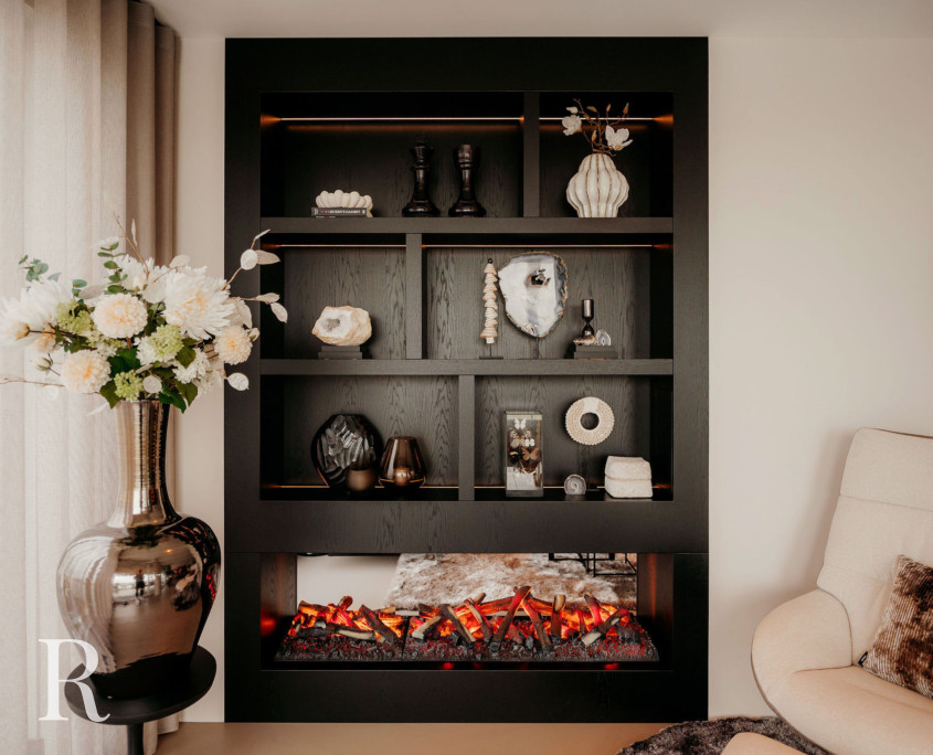 Zwarte cinewall/roomdivider met sfeerhaard