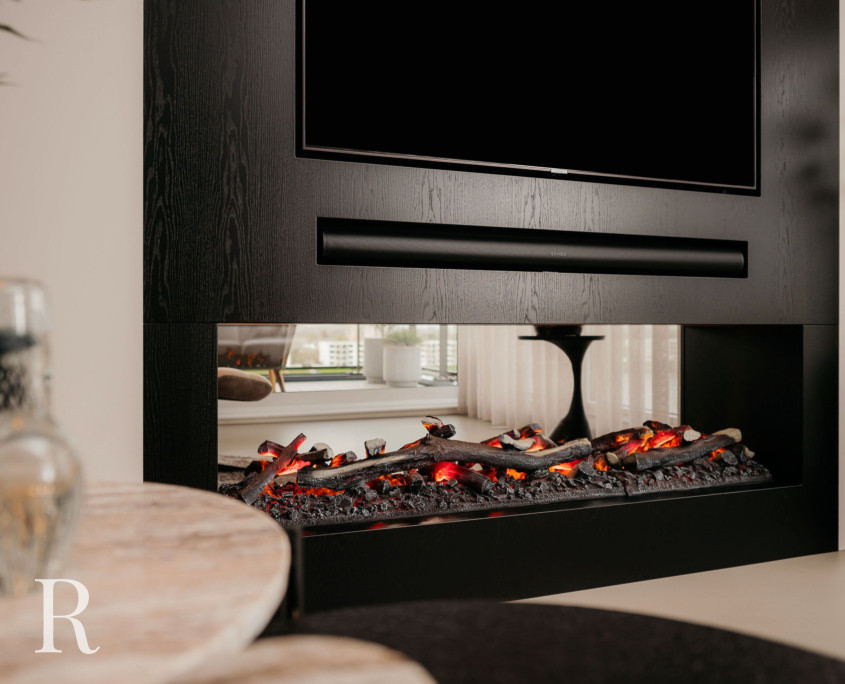 Zwarte cinewall/roomdivider met sfeerhaard