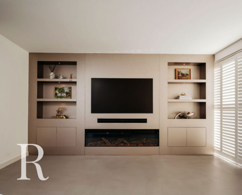 Taupe cinewall met sfeerhaard