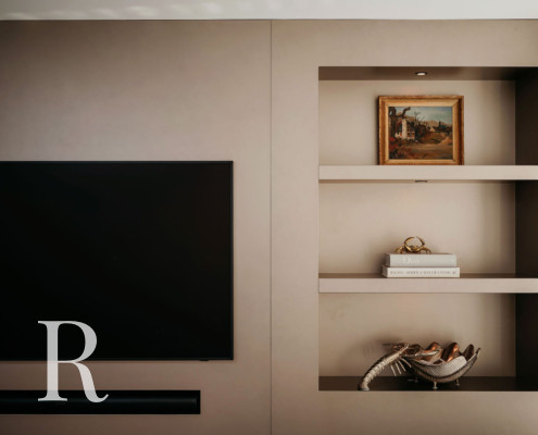 Taupe cinewall met sfeerhaard