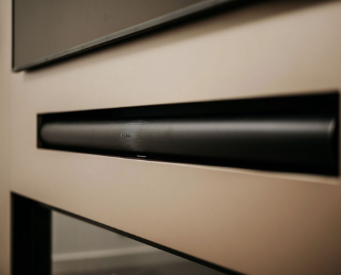 Taupe cinewall met sfeerhaard