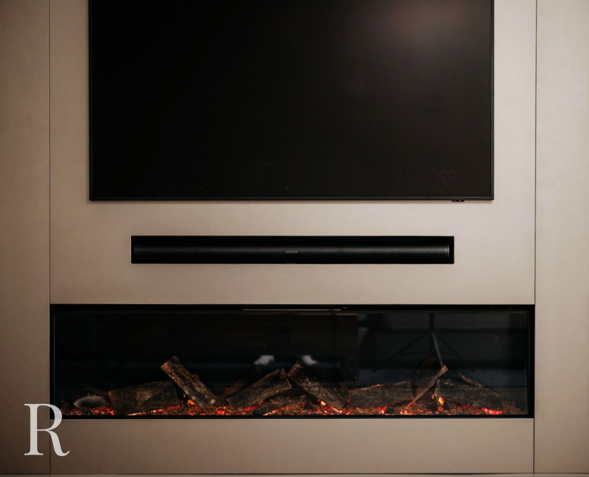 Taupe cinewall met sfeerhaard