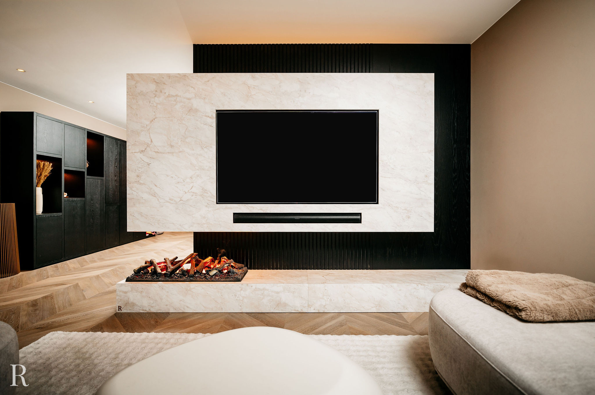 Marmeren cinewall met sfeerhaard