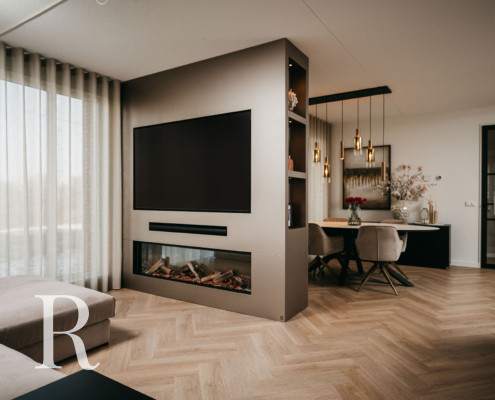 Taupe cinewall/roomdivider met sfeerhaard Taupe cinewall/roomdivider met sfeerhaard