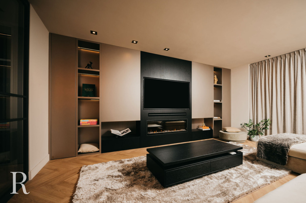 Taupe/zwarte cinewall met sfeerhaard