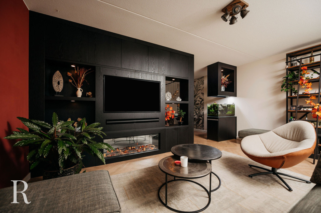 Zwarte cinewall met sfeerhaard