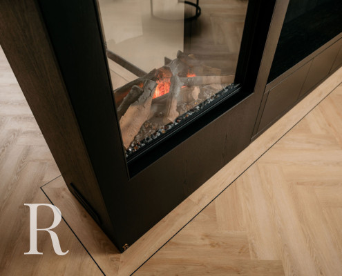 Zwarte cinewall met sfeerhaard Zwarte cinewall met sfeerhaard