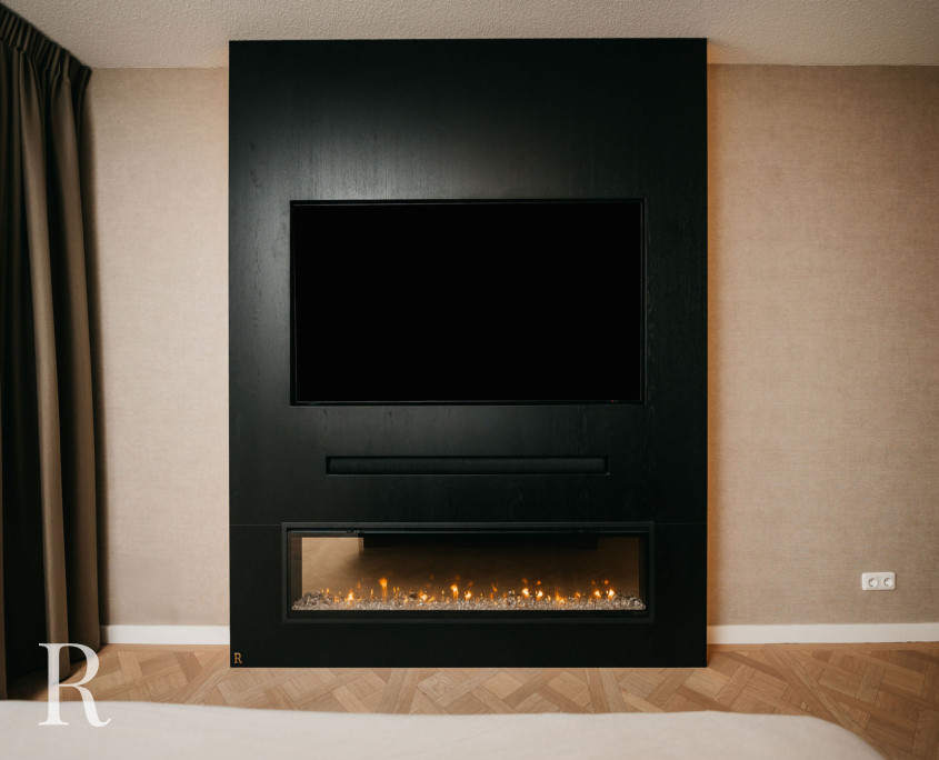 Zwarte cinewall met sfeerhaard in de slaapkamer