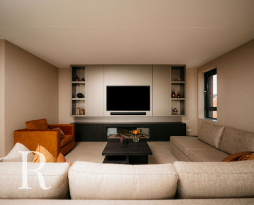 Taupe cinewall met sfeerhaard