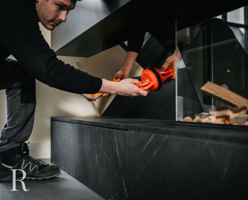 Zwarte cinewall met sfeerhaard