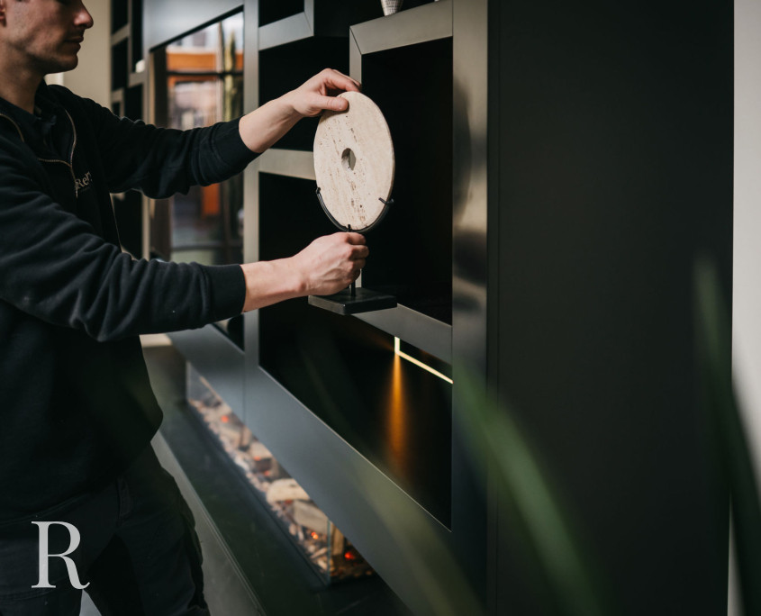 Zwarte cinewall met sfeerhaard