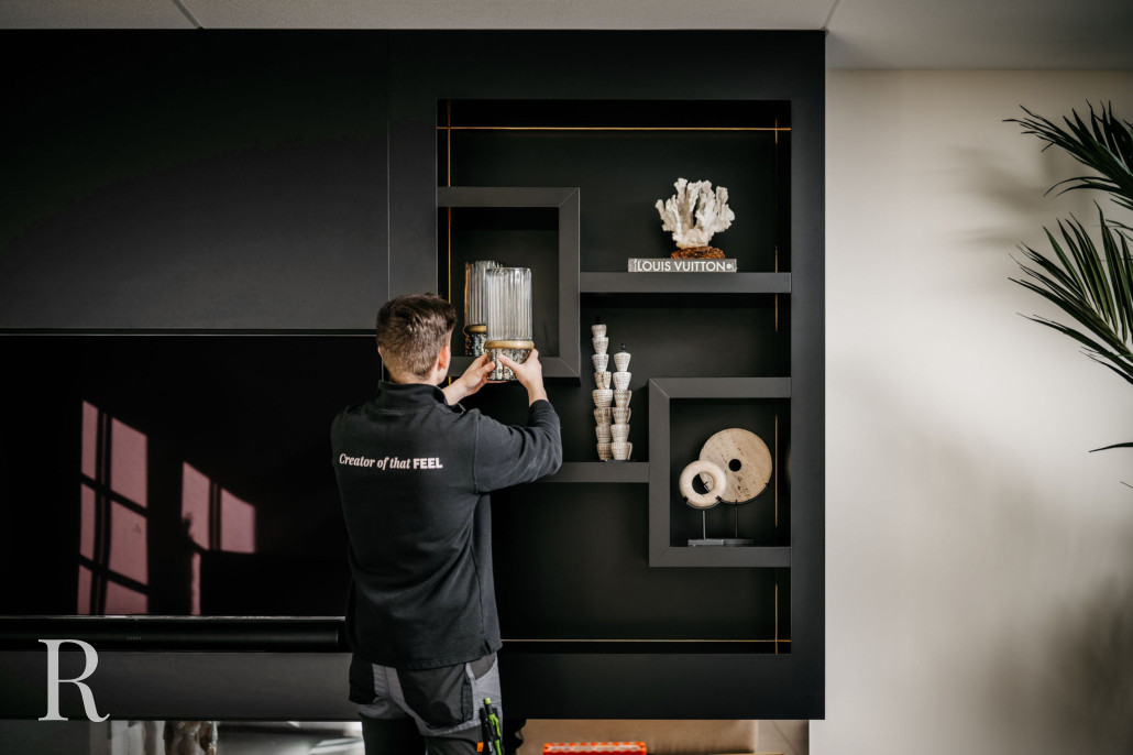 cinewall-grijs-met-kast-ombouw Grijze cinewall met kastombouw