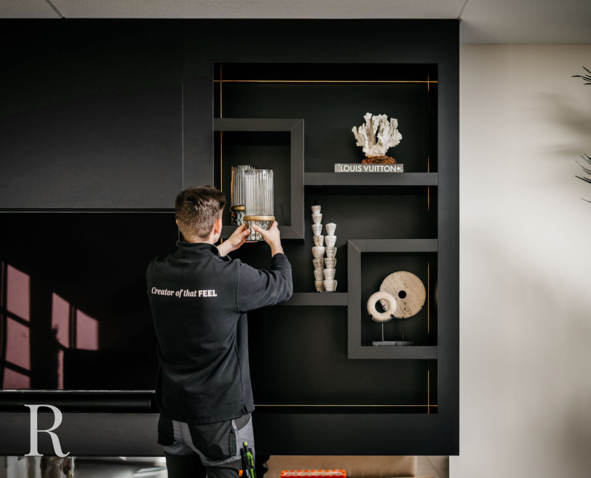 Zwarte cinewall met sfeerhaard