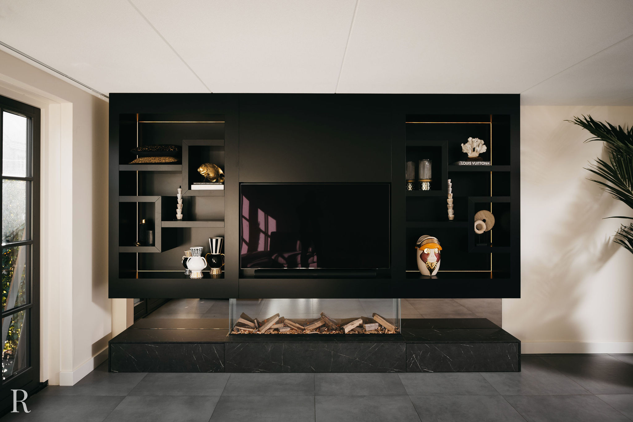 Zwarte cinewall met sfeerhaard