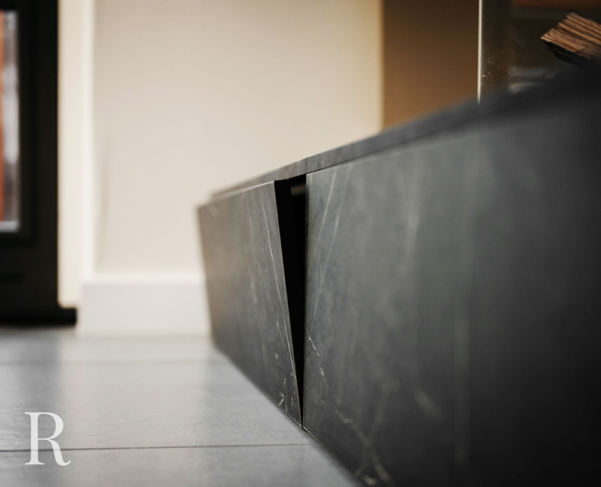 Zwarte cinewall met sfeerhaard