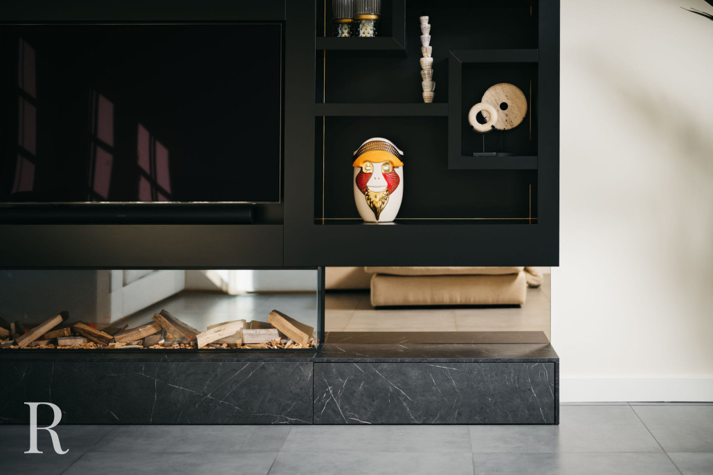 Zwarte cinewall met sfeerhaard