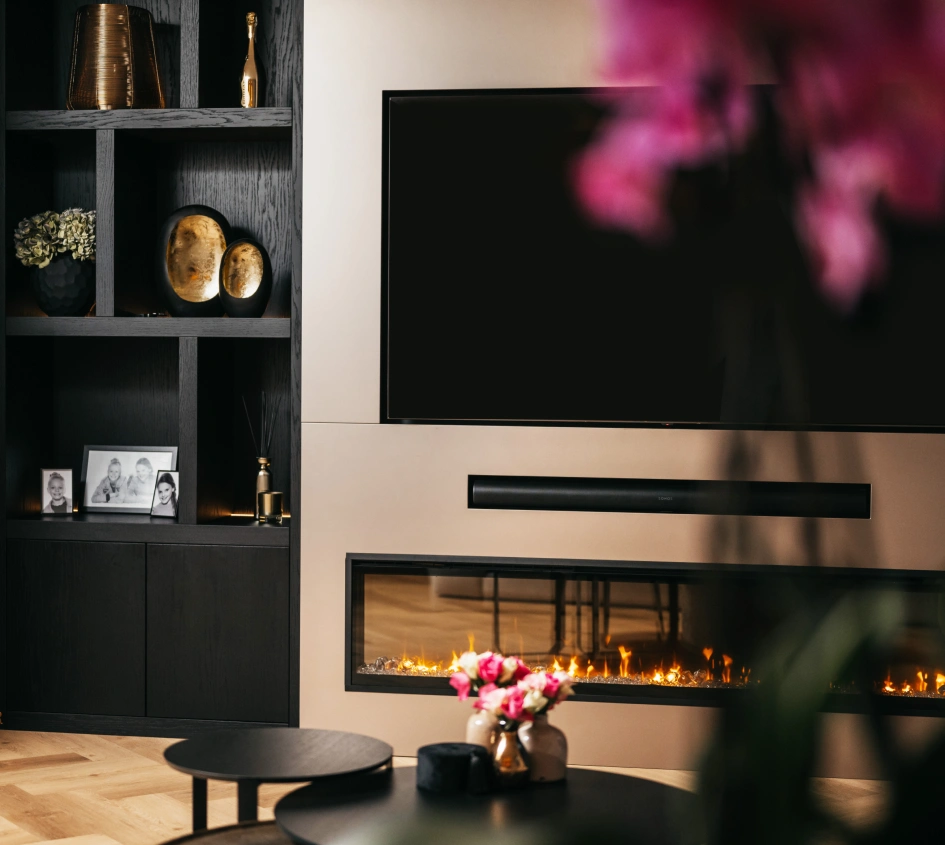 Grijze cinewall met kastombouw