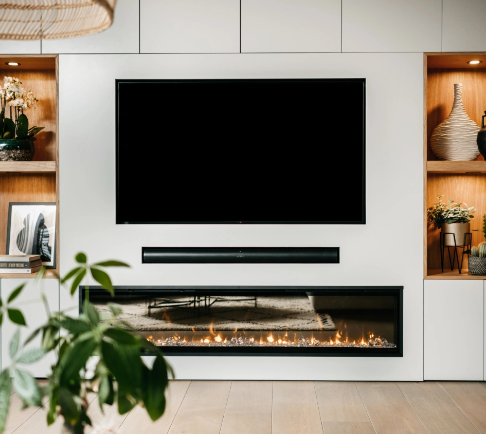 Grijze cinewall met kastombouw