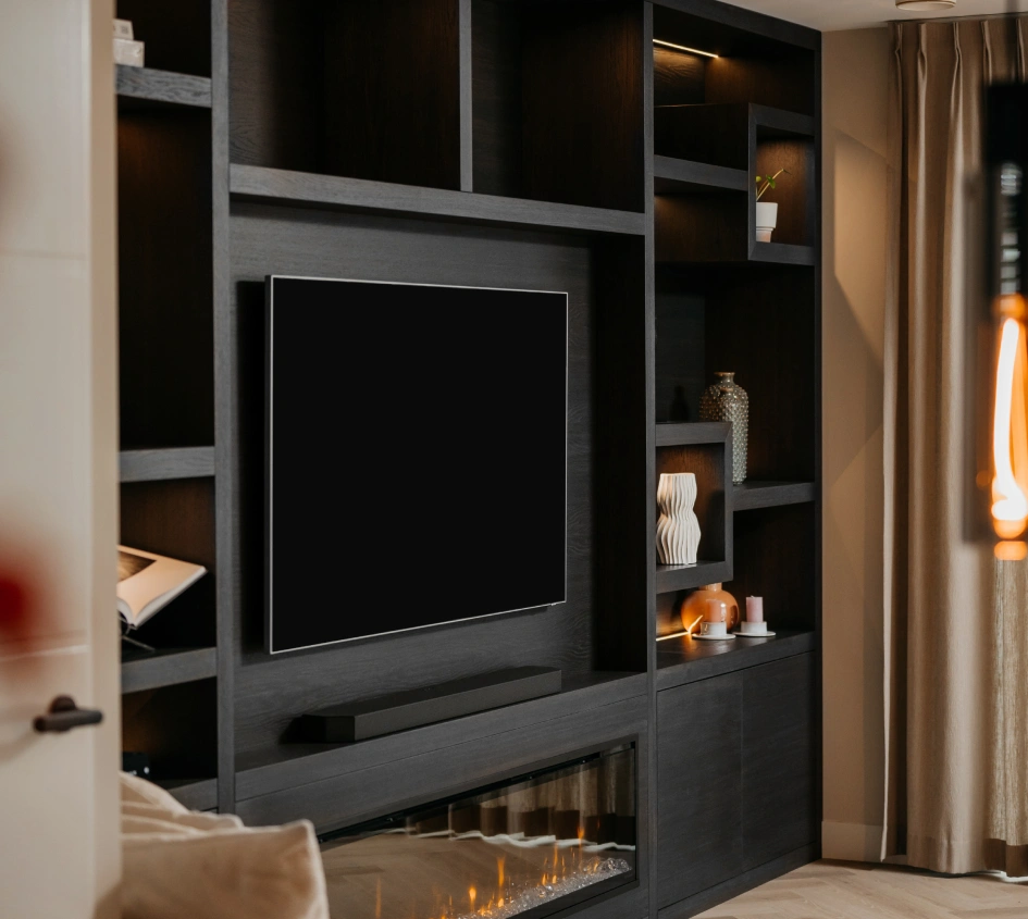 Grijze cinewall met kastombouw