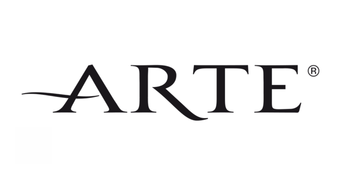 De afbeelding toont het woord ARTE in elegante, schreefloze hoofdletters met een gestileerde, vloeiende lijn die deel uitmaakt van de letter A. Rechtsboven het woord staat een handelsmerksymbool (®).