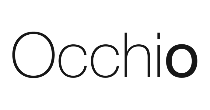 De afbeelding toont het woord Occhio in een modern, dun, schreefloos lettertype met de laatste letter o vetgedrukt en donkerder dan de andere letters. De achtergrond is wit.