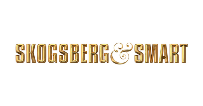 Goudmetallic tekstlogo met SKOGSBERG & SMART in een vet, schreeflettertype met hoofdletters op een witte achtergrond.