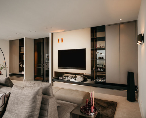 Dit penthouse in Zutphen bewijst hoe maatwerk rust en eenheid creëert. Door materialen zoals eucalyptus en brons overal terug te laten komen, vloeien de woonkamer, keuken en slaapkamer naadloos in elkaar over.