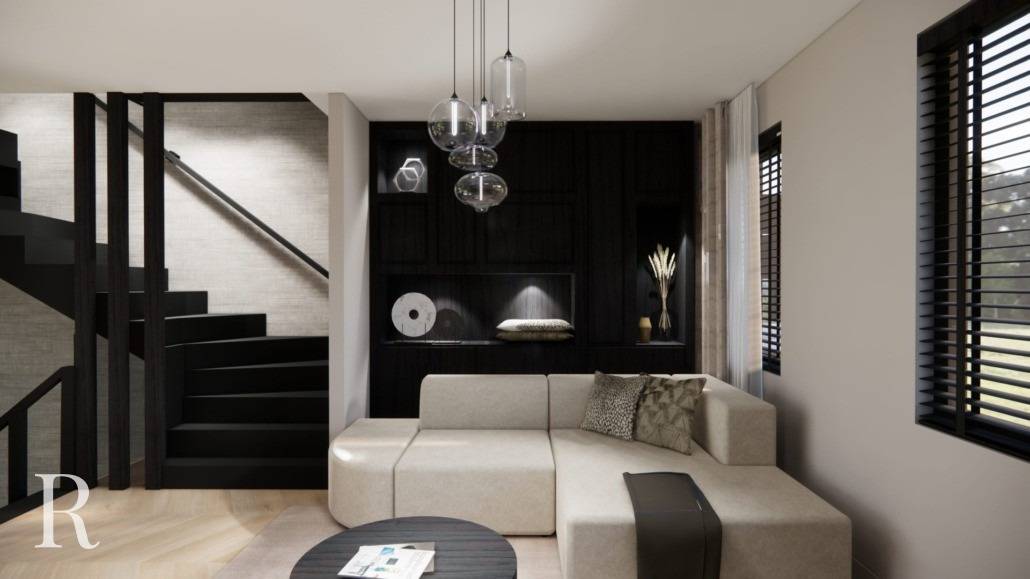 Moderne woonkamer met een beige sofa, donkere ingebouwde planken met decoratie, een ronde salontafel, drie glazen hanglampen en een zwarte trap aan de linkerkant. Grote ramen met zwarte jaloezieën laten natuurlijk licht binnen.