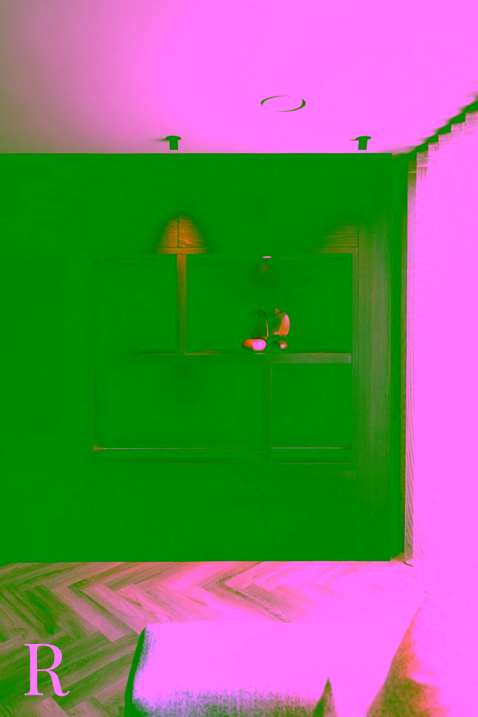 Een moderne woonkamer met donkere ingebouwde rekken, zacht verlicht van boven. Op de planken staan twee decoratieve vazen. Lichthouten visgraatvloeren en transparante gordijnen zijn zichtbaar. Een lichtgekleurde sofa staat op de voorgrond.