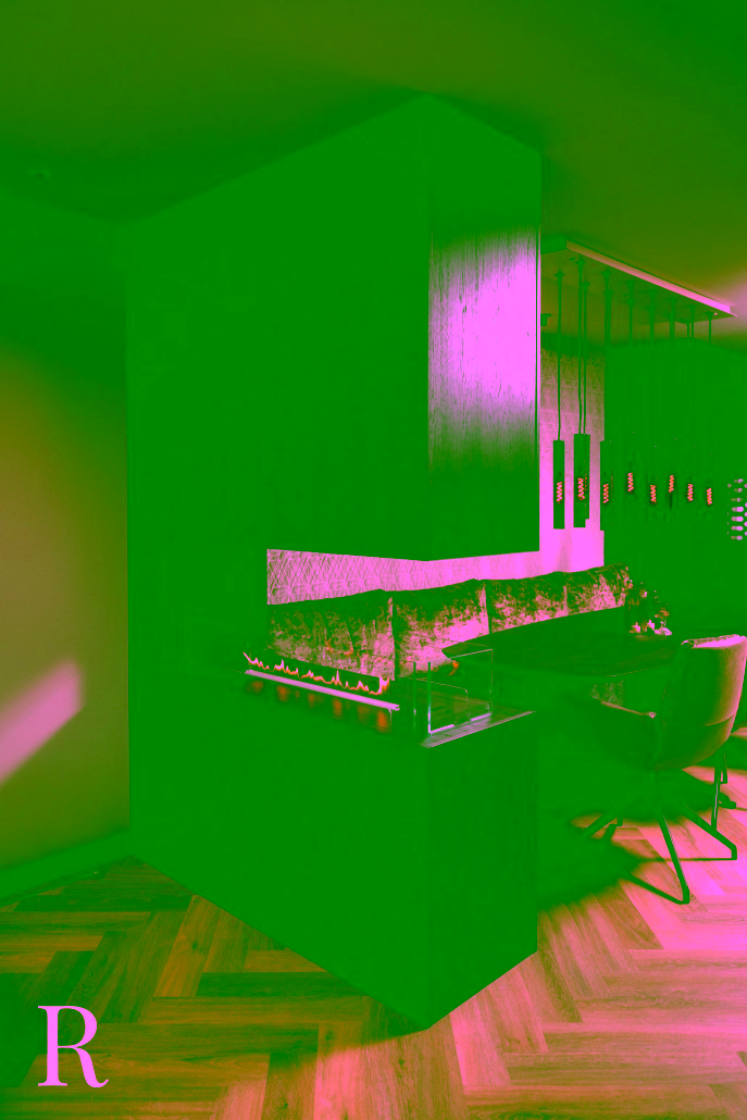 Moderne eetkamer met een hoge zwarthouten open haard met een open vlam, fluwelen zitbanken, donkere eettafel, hanglampen en visgraatvloeren van hardhout.