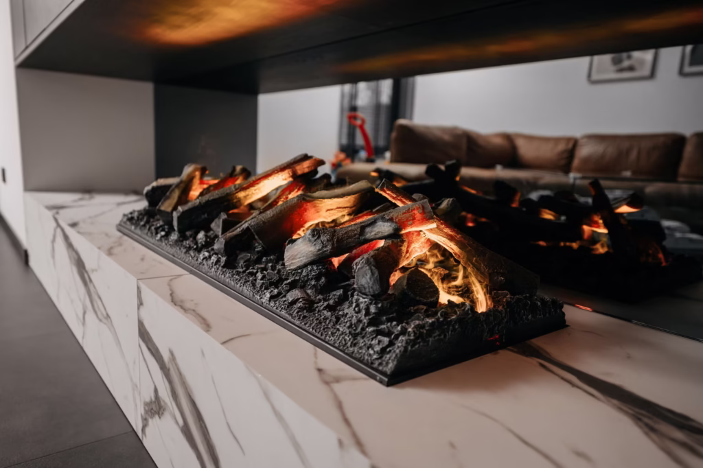 Een moderne elektrische open haard met realistische gloeiende houtblokken staat op een marmeren schouw in een moderne woonkamer met een bruine leren bank op de achtergrond.