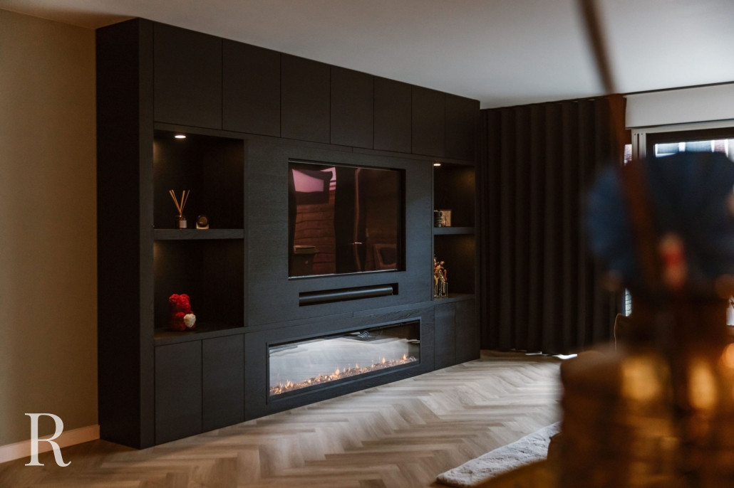 Zwarte cinewall met sfeerhaard