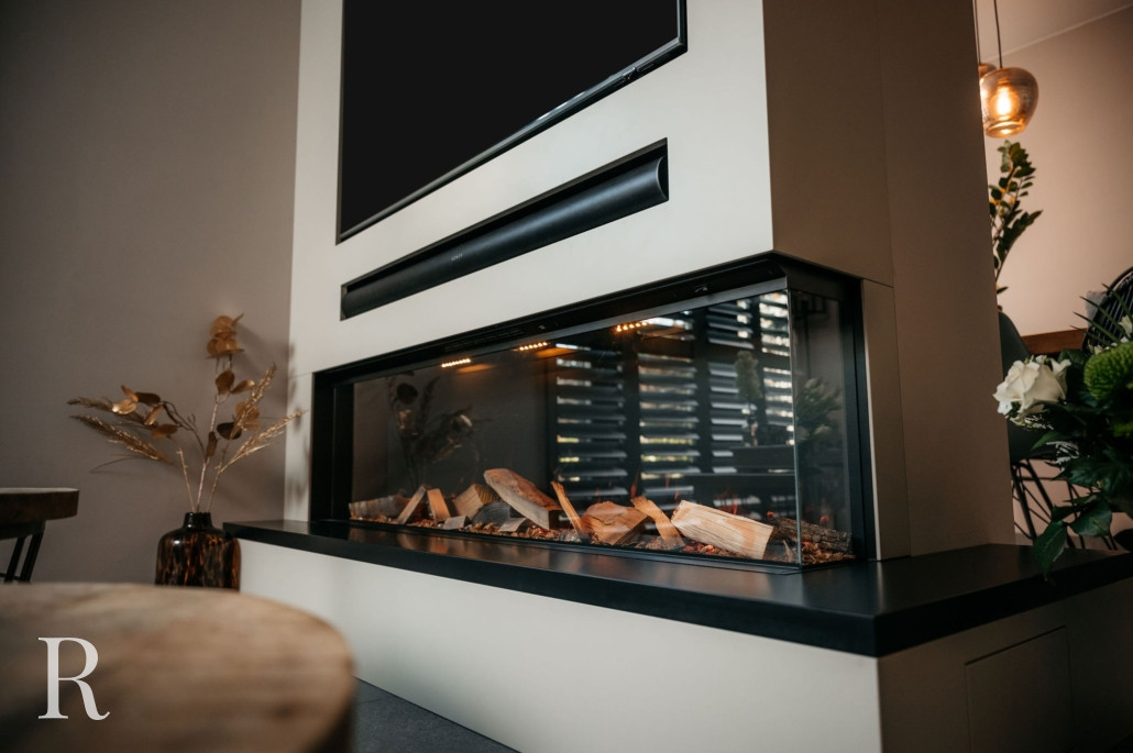 Zandkleurige cinewall met sfeerhaard