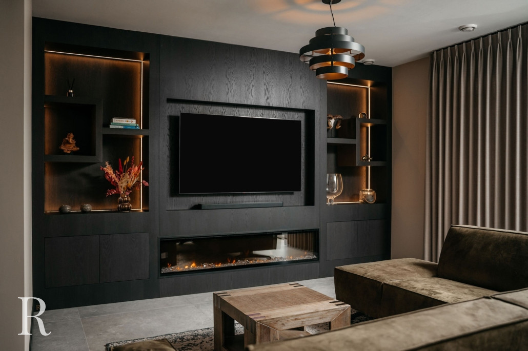 Zwarte cinewall met sfeerhaard