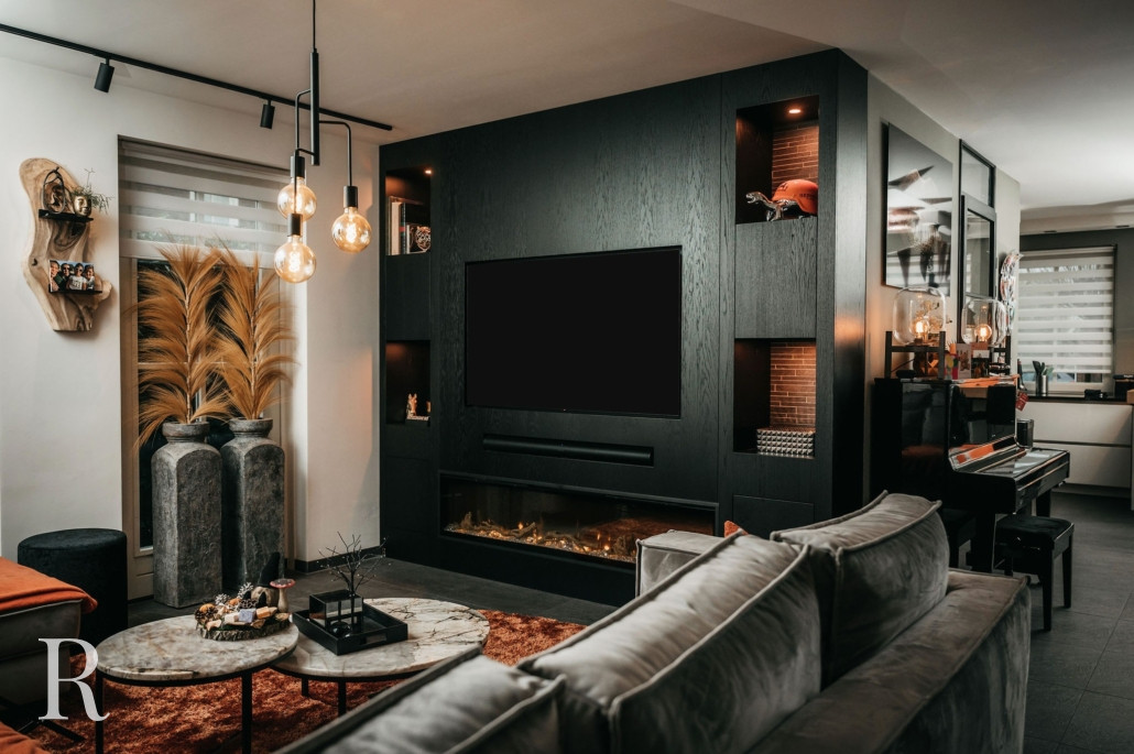 Zwarte cinewall met sfeerhaard