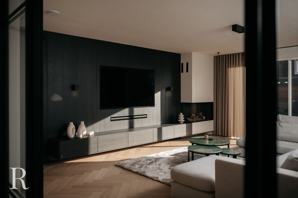 Zwarte cinewall met sfeerhaard