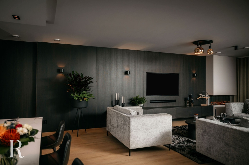 Zwarte cinewall met sfeerhaard