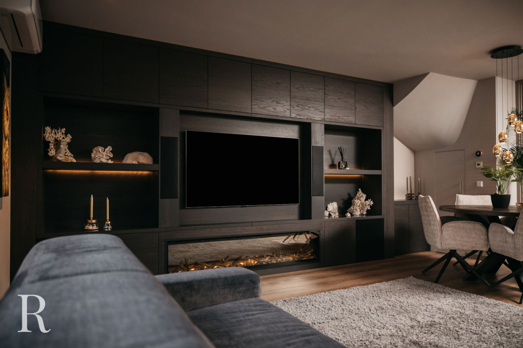 Donkerbruine cinewall met sfeerhaard