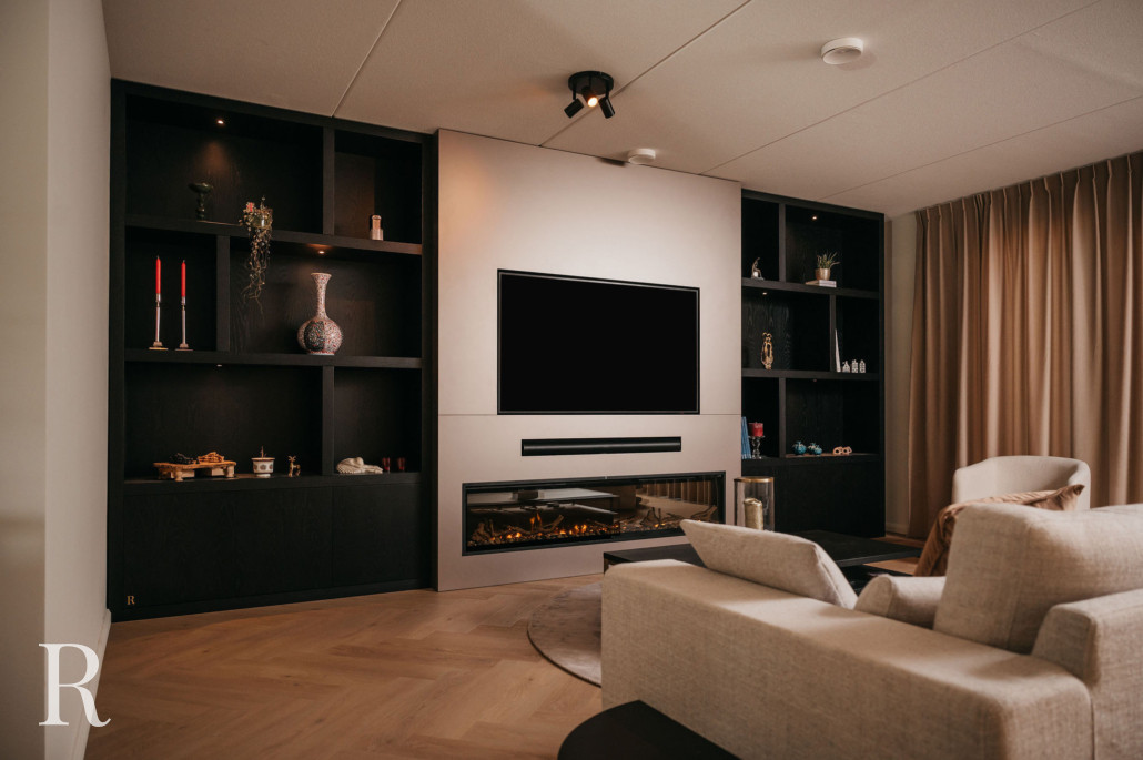 Taupe en zwarte cinewall met sfeerhaard