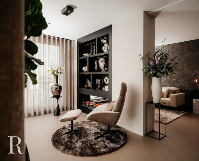 Zwarte cinewall/roomdivider met sfeerhaard