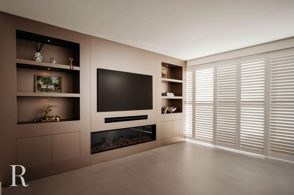 Taupe cinewall met sfeerhaard