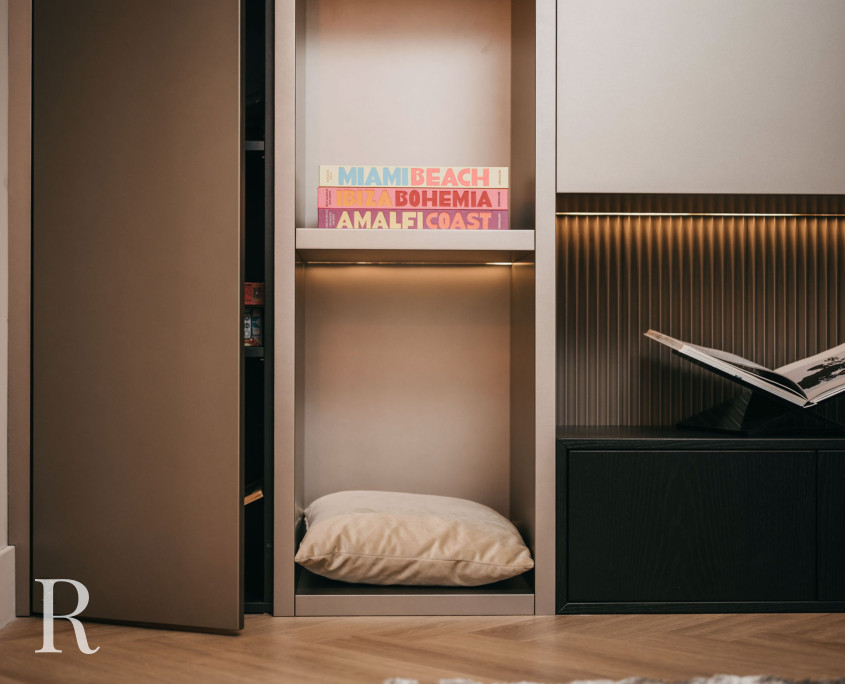 Taupe/zwarte cinewall met sfeerhaard