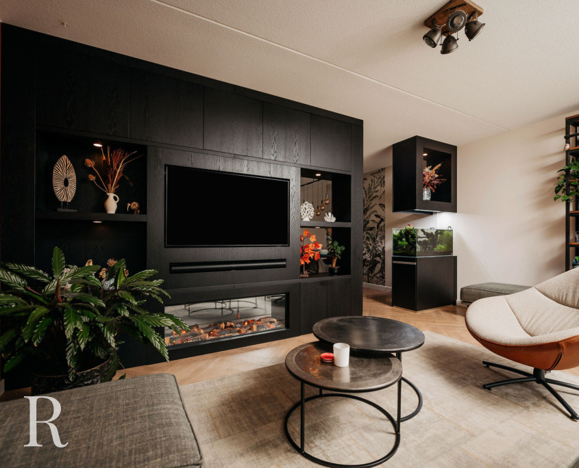 Zwarte cinewall met sfeerhaard